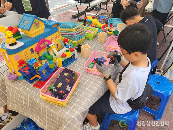 환경실천연합회 ‘잠자는 탄소 Re toycle 이야기’ 캠페인의 일환으로 ‘나만의 장난감 만들기’ 활동을 진행하는 모습