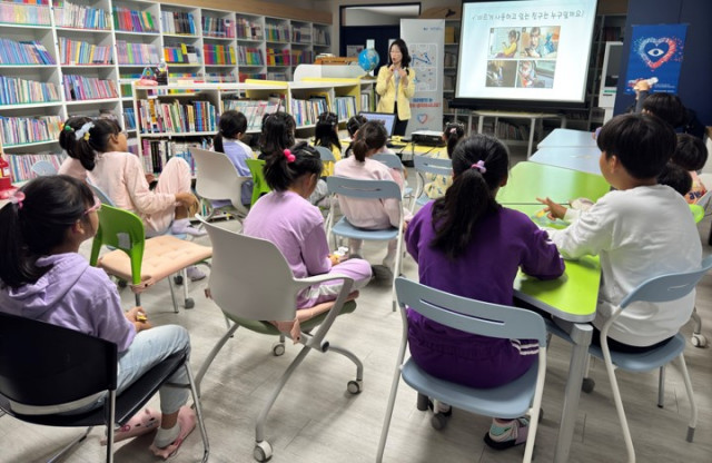 한국호야렌즈와 한국실명예방재단은 지난 6일 ‘세계 시력의 날’을 맞아 오창 지역 학교∙보육원에 방문해 어린이∙청소년 눈 건강 및 시력 관리 중요성을 주제로 강의를 진행했다