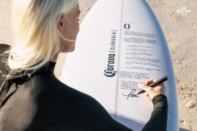 Brazilian surfer Tatiana Weston Webb signs the Relaxation Clause (Photo: Business Wire)